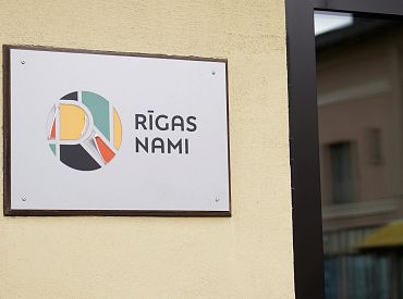 Rīgas Centrāltirgus korupcijas skandāla dēļ no amata atstādina «Rīgas namu» departamenta vadītāju Vārnu