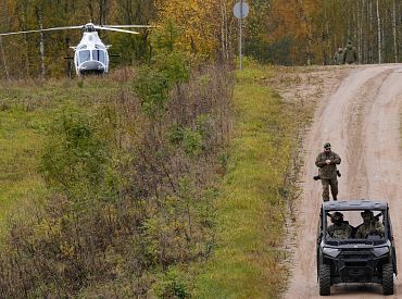 Комиссар по вопросам миграции ЕС проинспектировал восточную границу Латвии. ФОТО
