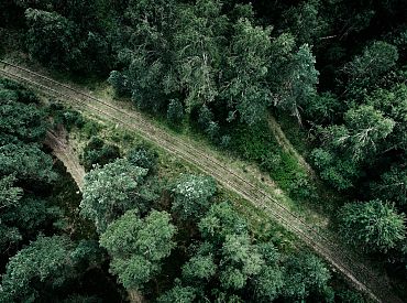 Pēc jaunas sievietes nāves Kuldīgā policija vairāk nekā 100 slēpņos atrod lielu daudzumu narkotisko un psihotropo vielu