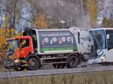 На трассе под Марупе столкнулись мусоровоз и автобус (ВИДЕО)