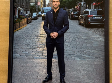 Увековечил! Стакис оставил свой портрет в думе на фоне улицы, ремонт которой так и не закончил