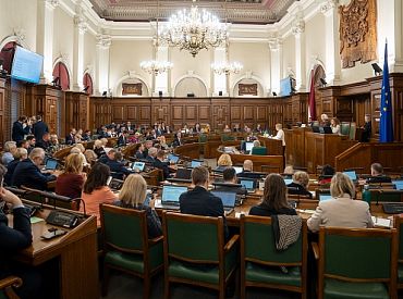 Debatēs Saeimā par valsts valodas stāvokli uzsver nepieciešamību kopt un vairāk izmantot latviešu valodu