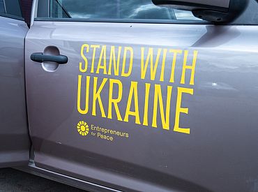 Латвийские водители продолжают отдавать свои авто Украине. Безвозмездно