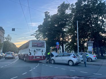 В центре Риги возникли пробки из-за аварии на Валдемара