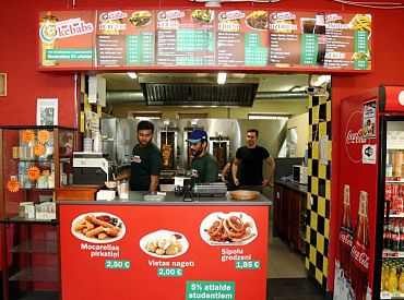 Спор между индийцем и отцом 11-летней девочки обернулся новым скандалом