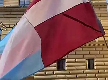 «Это вообще не латвийский флаг»: гибридный символ протеста спровоцировал спор