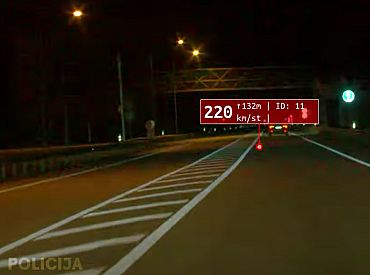 Pusaudzis ar vecāku automašīnu bēdzis no policijas ar 235 km/h lielu ātrumu