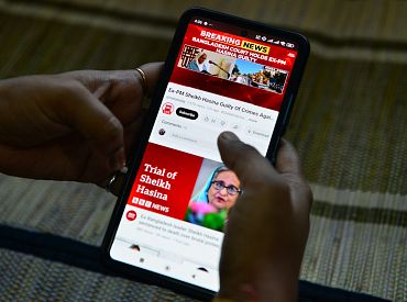 Экс-премьера Бангладеш заочно приговорили к смертной казни