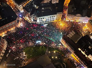 Вчера на протест на Домской в Риге собрались не менее 10 тыс. человек: полиция