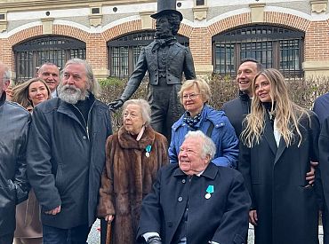 Пушкин жил, Пушкин жив: автор рижской скульптуры установил памятник в Париже