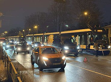 Трамваи в Иманту встали: образовалась огромная пробка (ФОТО)