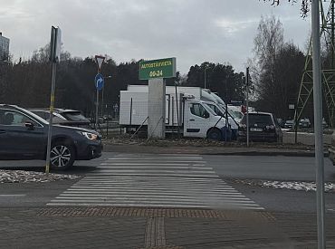 «Должна смотреть по сторонам»: водитель сбил женщину на переходе и скрылся