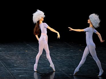 Опасно для всех, зато весело и красиво: в ЛНО «сверхскоростная» балетная премьера