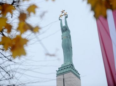 Latvija dzimšanas dienā pa laikam gaidāmi nokrišņi un nebūs siltāk par +5 grādiem