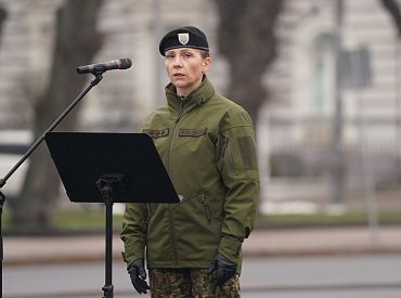 Дайте женщинам равные права: полковник Блёдоне призывает отправлять девушек в армию