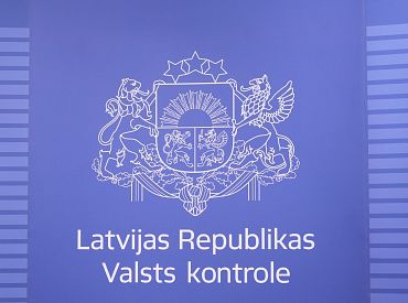 Семейный бизнес госконтролёра: жена раздает деньги, муж прикрывает?