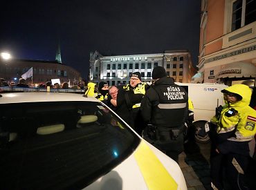 За спинами полиции: во время митинга один человек вышел с плакатом против ЛГБТ. ФОТО