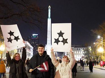 Неделя патриотизма. С факелами ходят 18% жителей, столько же смотрят парад