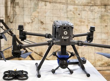 Rīgā atklāts Baltijā lielākais iekštelpu dronu mācību centrs