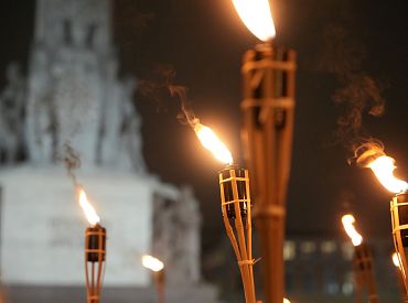 Lāčplēša dienas lāpu gājienā no Brāļu kapiem devušies vairāki simti cilvēku