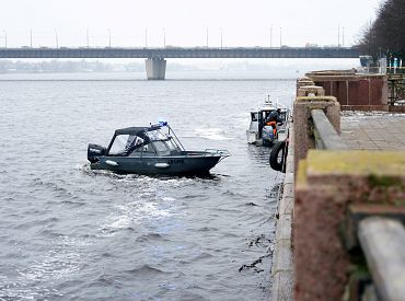 Спасатели подняли тело женщины, но авто останется в реке