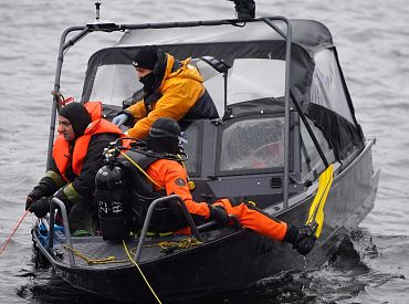 Slikto laikapstākļu dēļ VUGD pārtrauc Daugavā iebraukušās automašīnas izcelšanas darbus