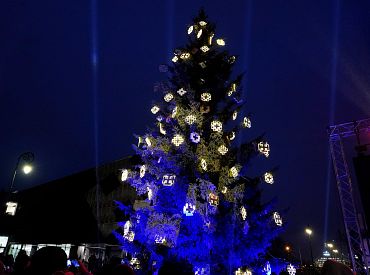 Rīgā uz galvenās Ziemassvētku egles iedegšanu pulcējas aptuveni 300 cilvēku