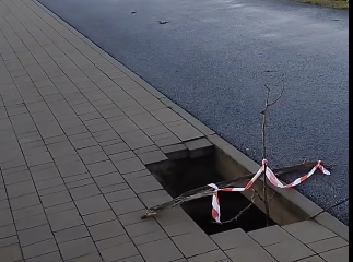 «Ночью туда можно спокойно улететь»: в Иманте образовался провал на велодорожке (ФОТО, ВИДЕО)