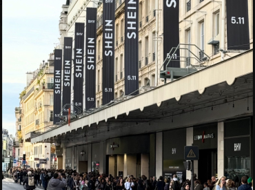 Париж взбунтовался против Shein  — в легендарном BHV открыли первый магазин скандального бренда