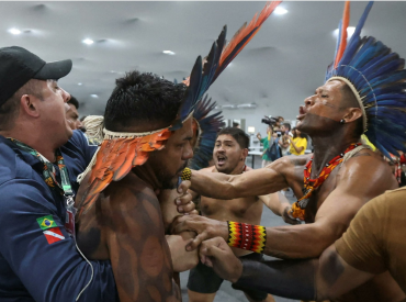 «Мы не декорация»: в Бразилии коренные народы сорвали климатическую конференцию ООН