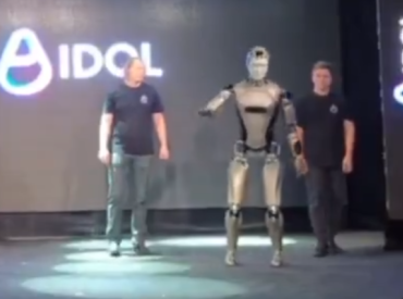 Российский ИИ-робот эффектно рухнул на сцене под «Rocky»