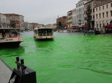 Грета окрасила венецианский Гранд Канал зелёным красителем — боролась за экологию