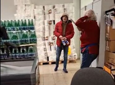 Бутылкой — по голове! Алкаш напал на продавца в Mere (ВИДЕО)