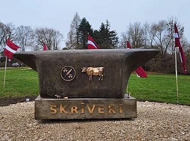 Самый сладкий памятник. В Скривери поставили бронзовую «коровку»