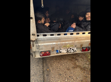 Поймали еще одного перевозчика нелегалов: вёз 13 человек в прицепе