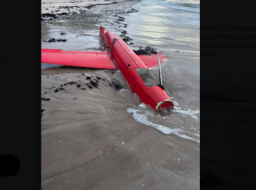 В Лиепае на пляж выбросило беспилотник: власти уже прокомментировали