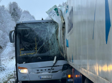 Лобовое столкновение: на скользкой дороге грузовик столкнулся с автобусом