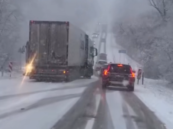 Кто свидетели? Снежное ДТП сегодня под Лигатне (ВИДЕО)