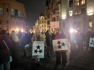 За «Мать Латвию»: рассказываем, как проходит протест на Домской площади. ФОТО