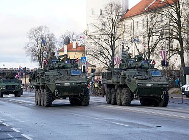 Militārā parāde Daugavmalā pulcējusi tūkstošiem skatītāju