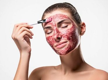 ТикТок сошёл с ума: инфлюенсеры мажут лицо менструальной кровью, дерматологи в шоке!