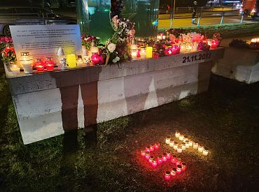 «Я помню, как оказался под завалом»: в Золитуде почтили память жертв трагедии (ФОТО)