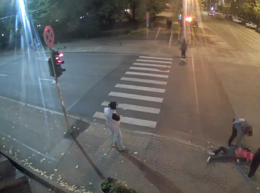 Жестокое нападение на иностранца в центре Риги: прямо под камерами (ВИДЕО)