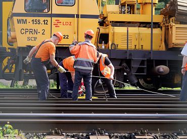 У нас рядом страна, страстно желающая нас уничтожить. И мы ещё думаем — разбирать ли рельсы! Pietiek