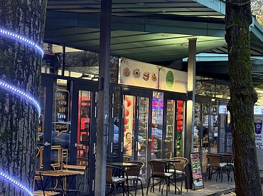 «Всё испоганили мультикультурой!» Рижан бесит то, что случилось с цветочным рынком «Сакта»