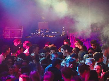 Подростковое пьянство и взрослая карьера: наука обнаружила странную связь