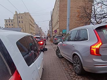 «Вы бы пустили детей в школу по такой велополосе?» Опасное место в центре Риги