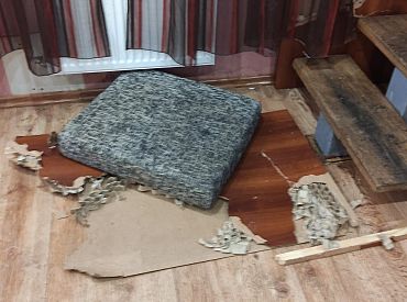 Сломанные двери, дыры в стенах: ночь в гостевом доме превратилась в кошмар