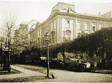 Первые рижские такси, первые показы мод: как это всё начиналось?