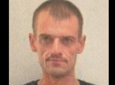 Policija meklē no Sarkandaugavā avarējuša auto aizbēgušu vīrieti